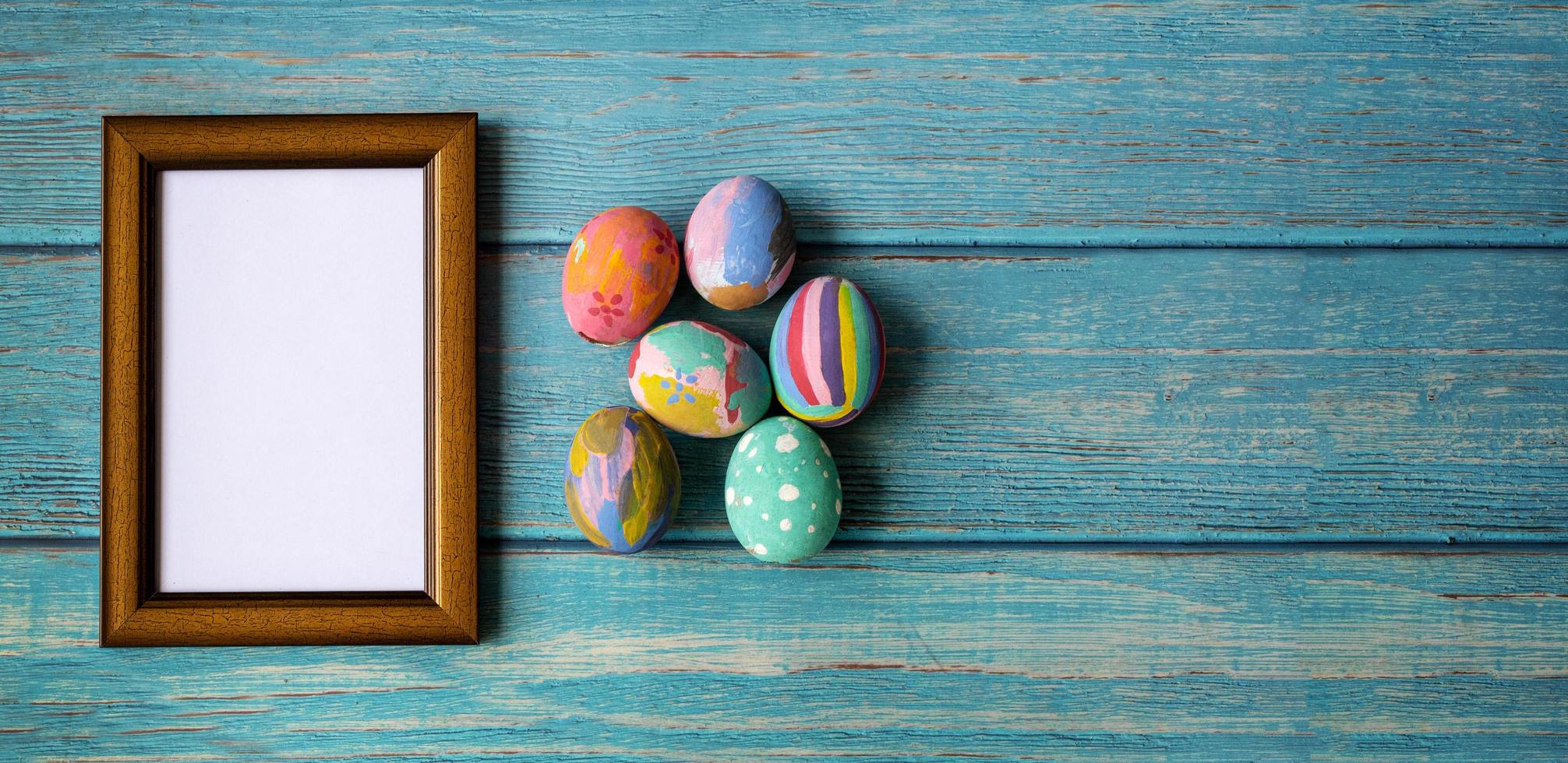 porta-retrato e ovos de páscoa coloridos. conceito de feriados festivos de páscoa. foto