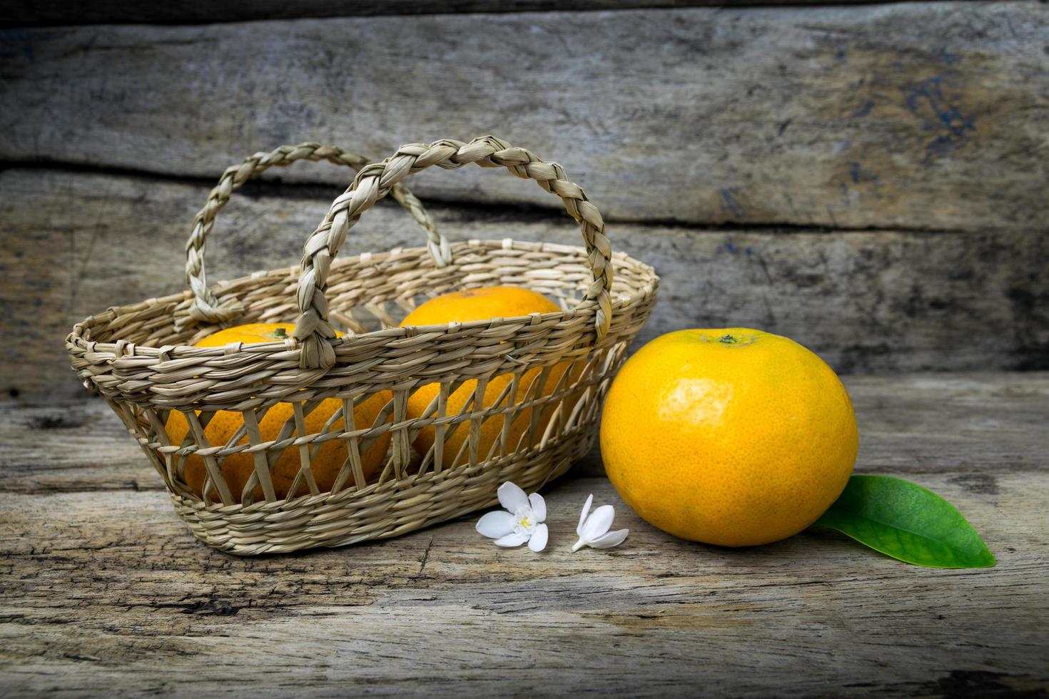 tangerinas frescas em uma cesta foto