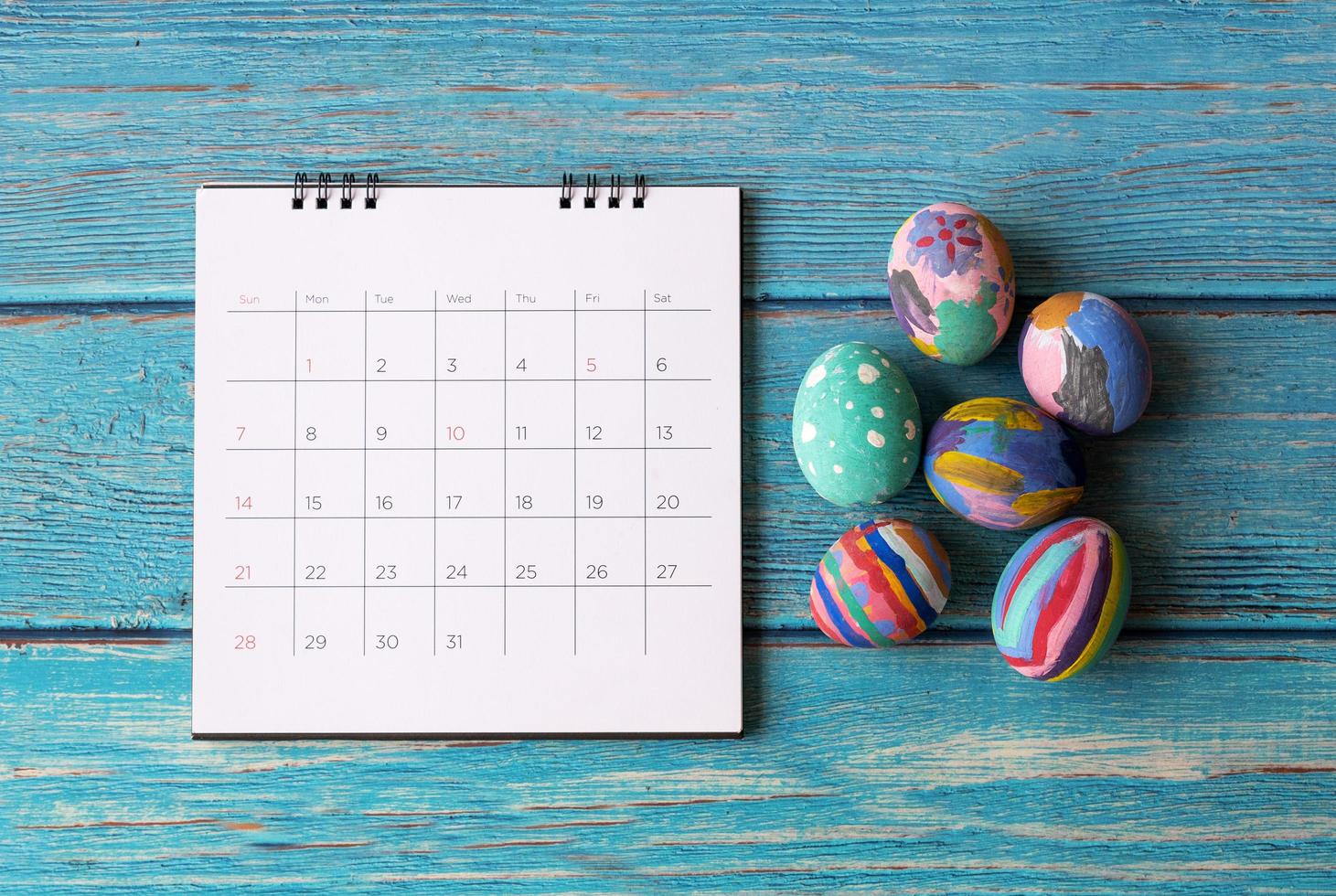 feliz calendário de páscoa com um ovo de páscoa. conceito de feriados festivos de páscoa. foto