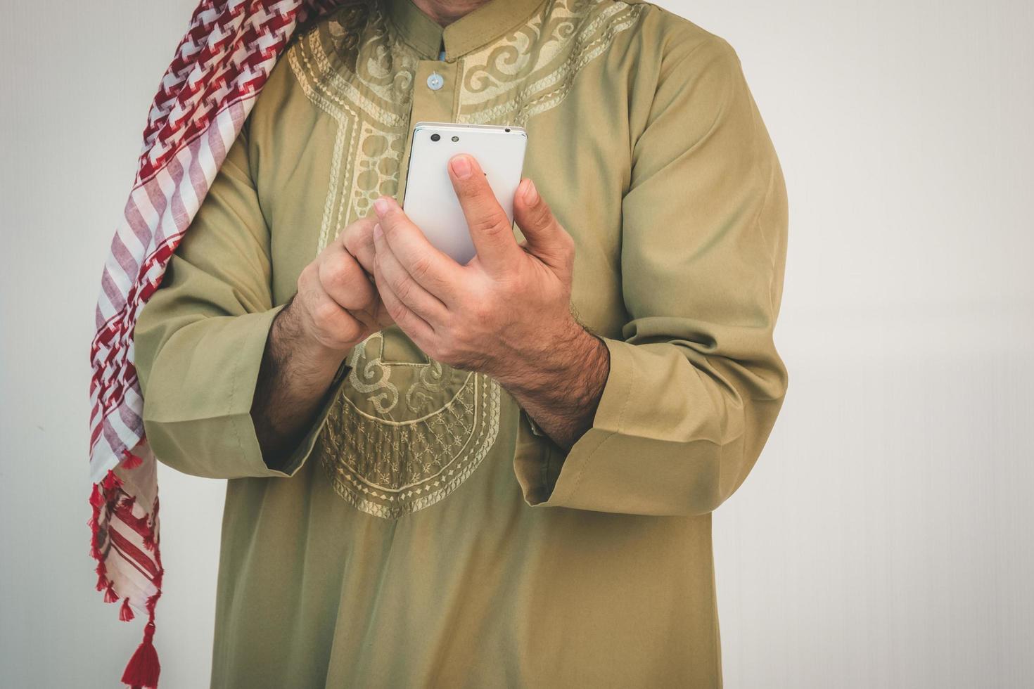 empresário árabe mensagens em um telefone celular foto
