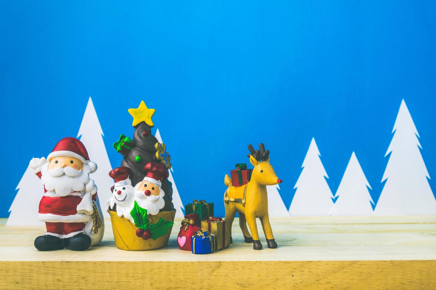 bonecas de papai noel e caixa de decorações de natal em madeira foto