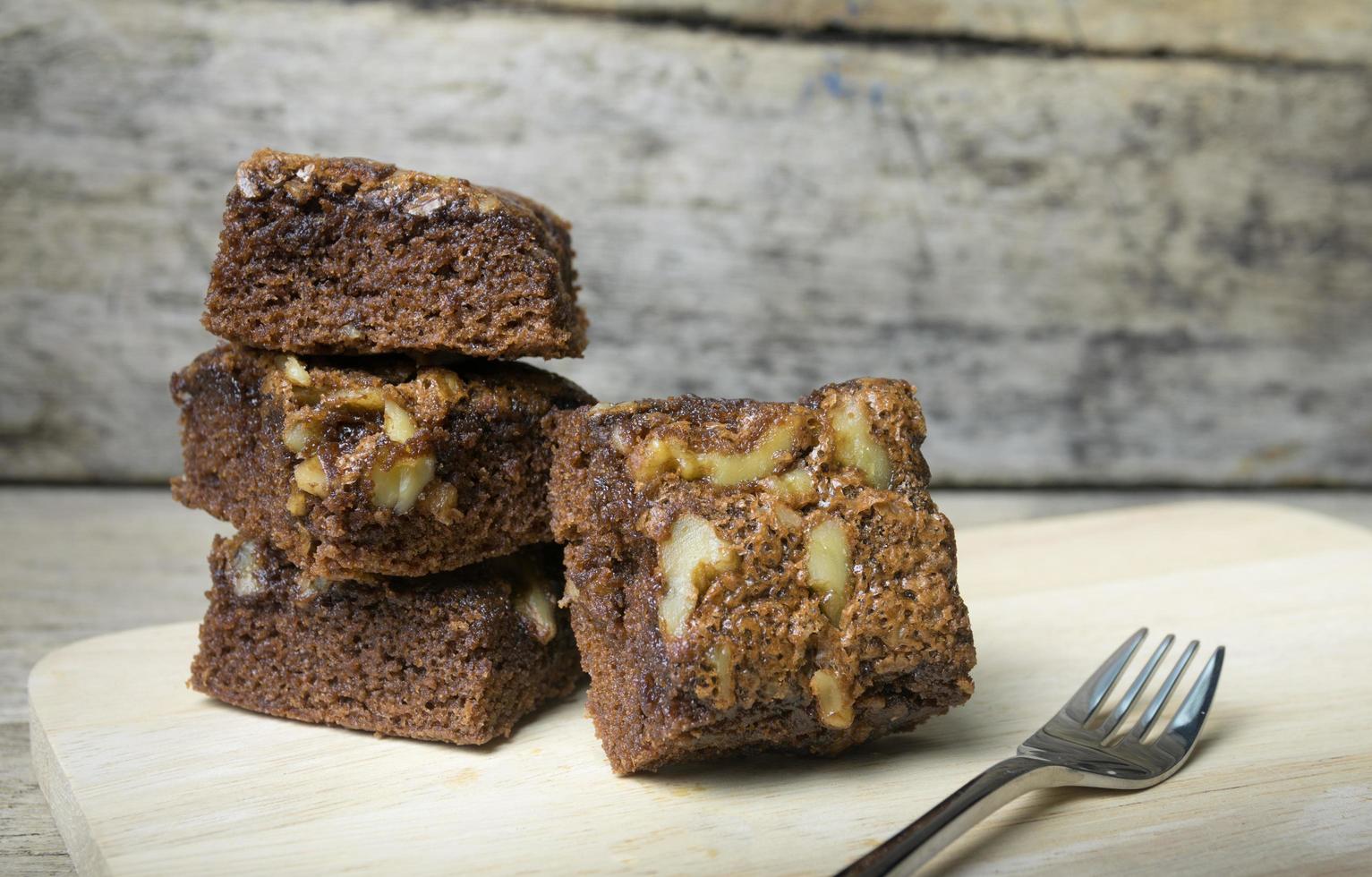 bolo de brownie de chocolate em uma mesa de madeira foto