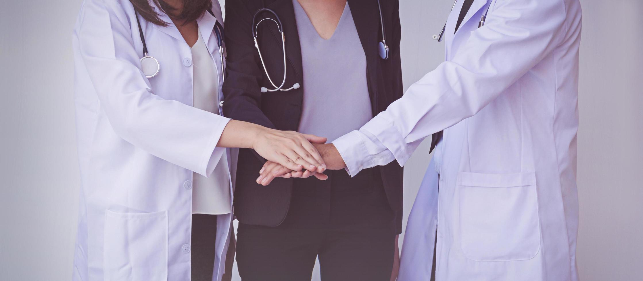 médicos e enfermeiros coordenam as mãos. trabalho em equipe conceito foto