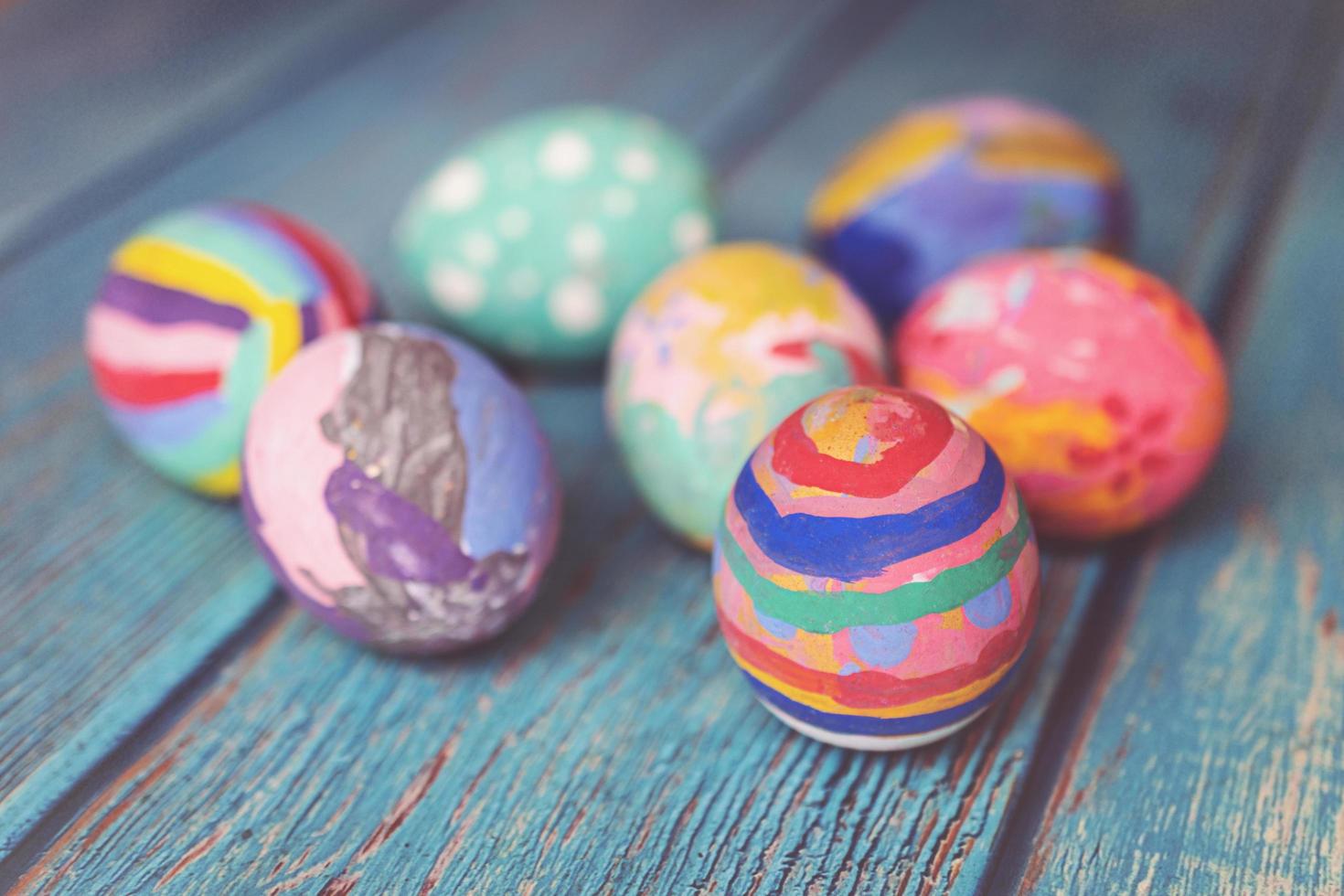 ovos de páscoa coloridos na mesa. conceito de feriados festivos de páscoa. foto