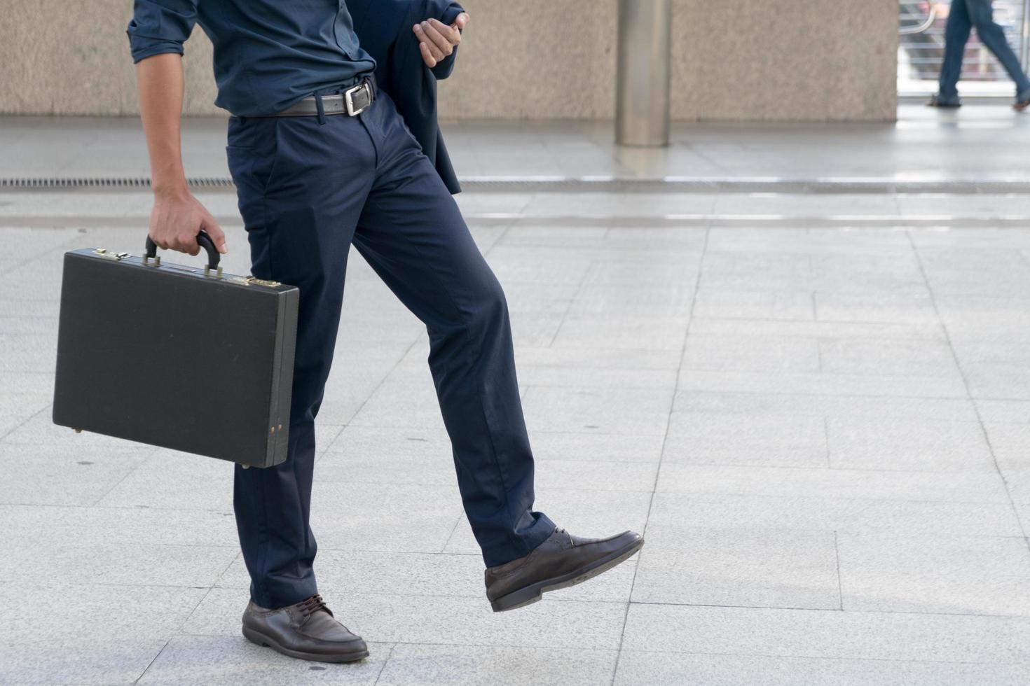 empresário andando, homem foto