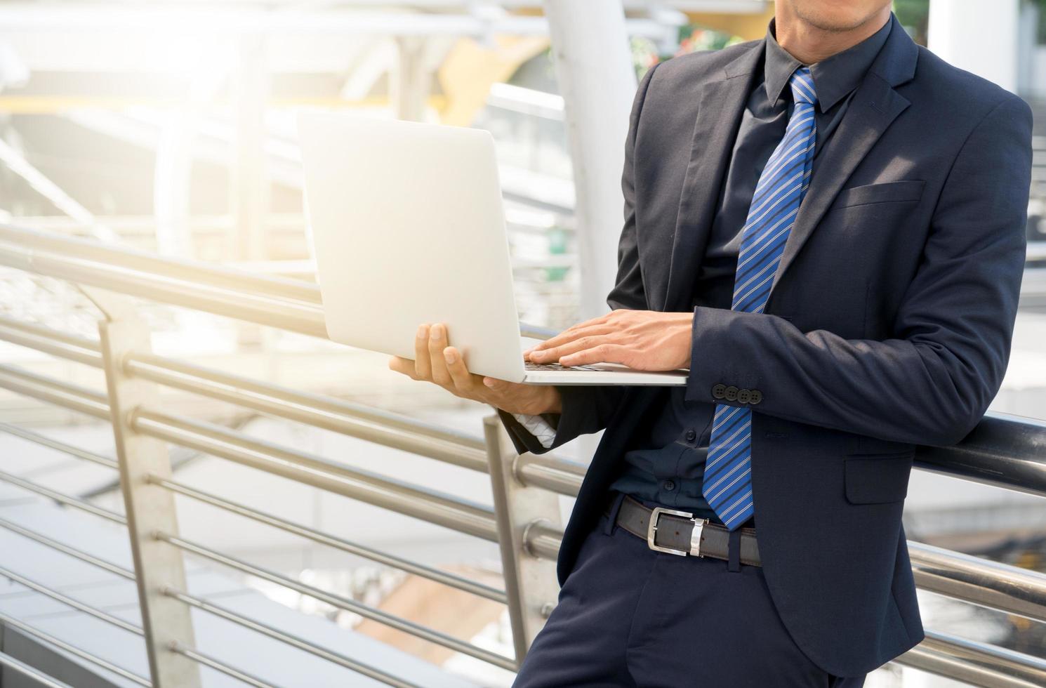 empresário verifique o gráfico no notebook, conceito de finanças foto