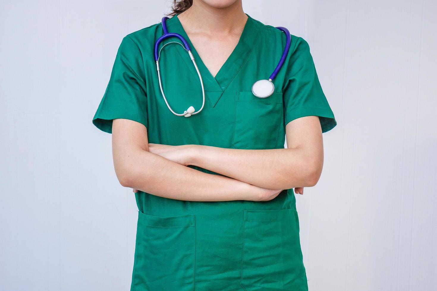 mulher enfermeira ou médico profissional em pé foto