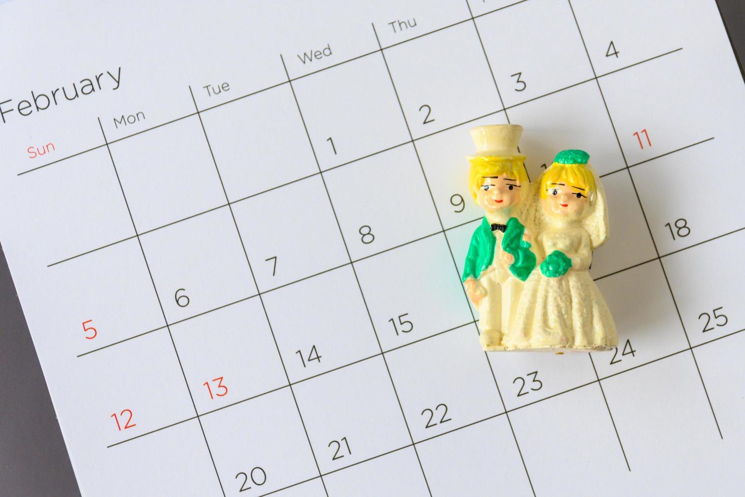 casal em miniatura no calendário. conceito para casamento dia dos namorados. foto