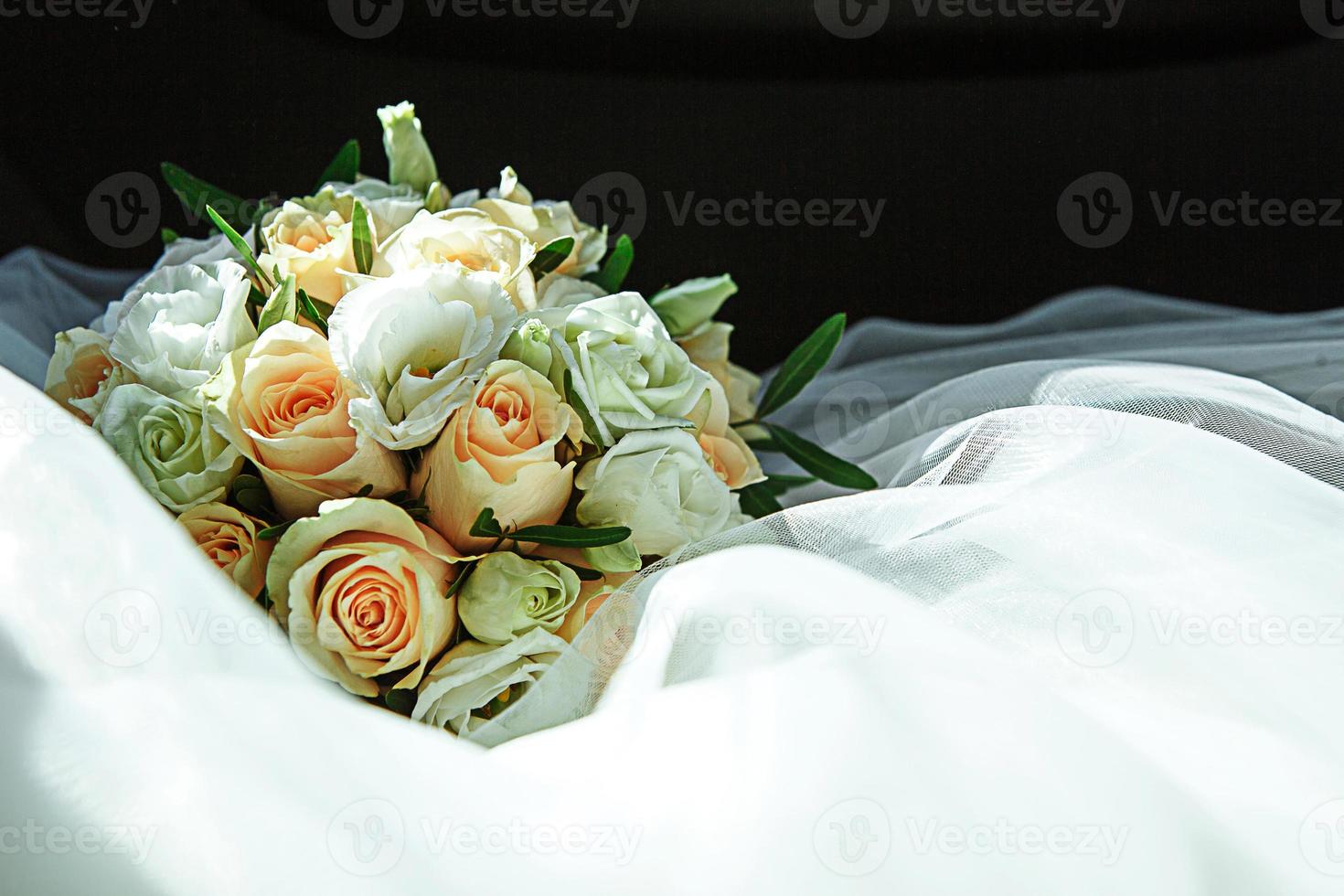 buquê de casamento da noiva. florística, decoração festiva de flores frescas da cerimônia. símbolo do amor, rosas em tons pastel, suculentas em elementos decorativos, flores silvestres. espaço para texto foto
