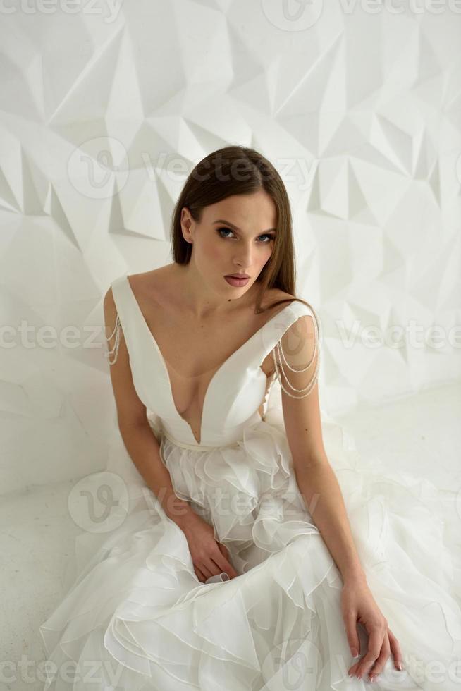 retrato de uma linda noiva close-up em um fundo branco. foto
