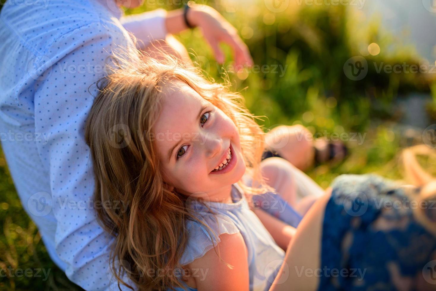 pai mãe e filha se divertem juntos na natureza. foto