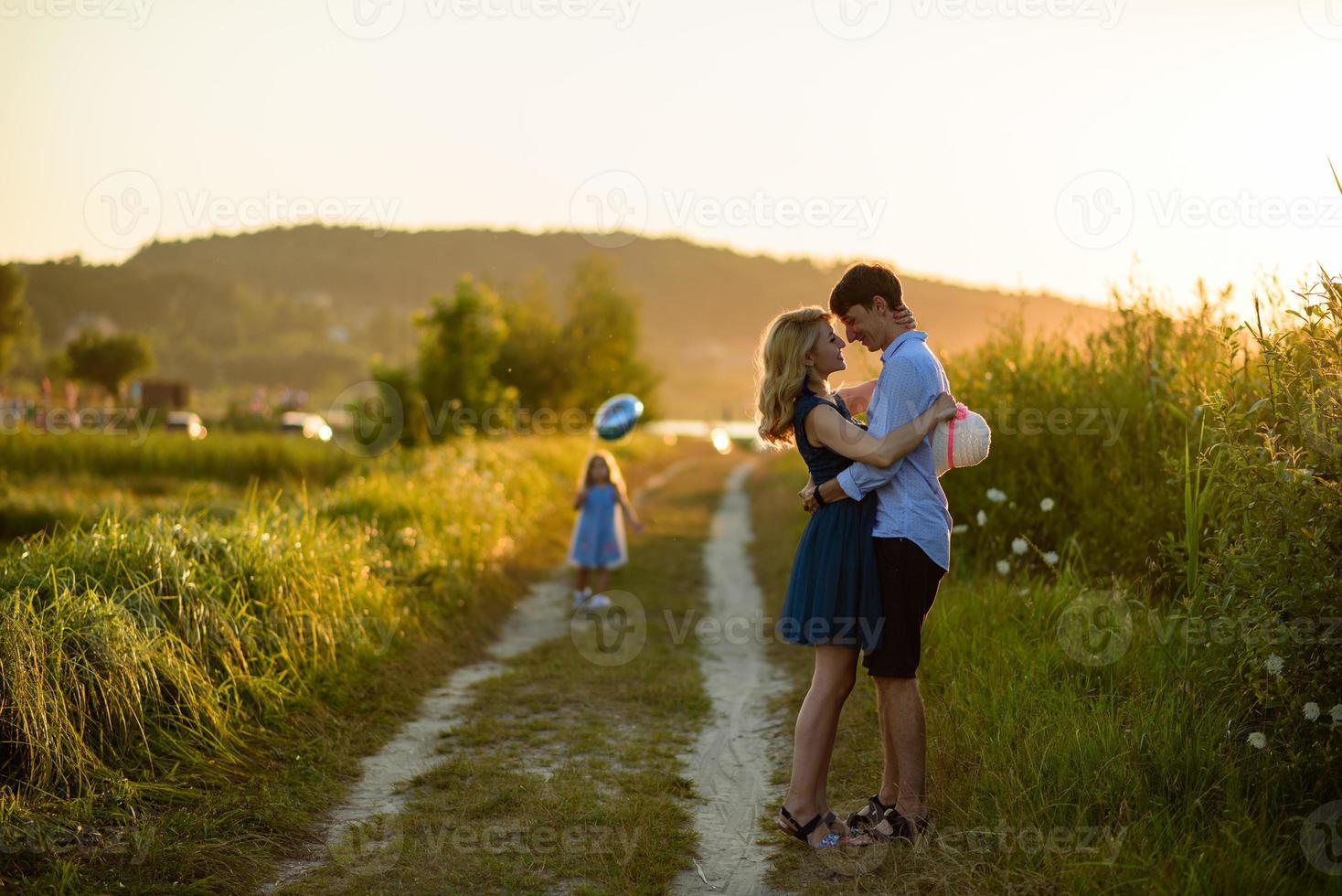 pai mãe e filha se divertem juntos na natureza. foto