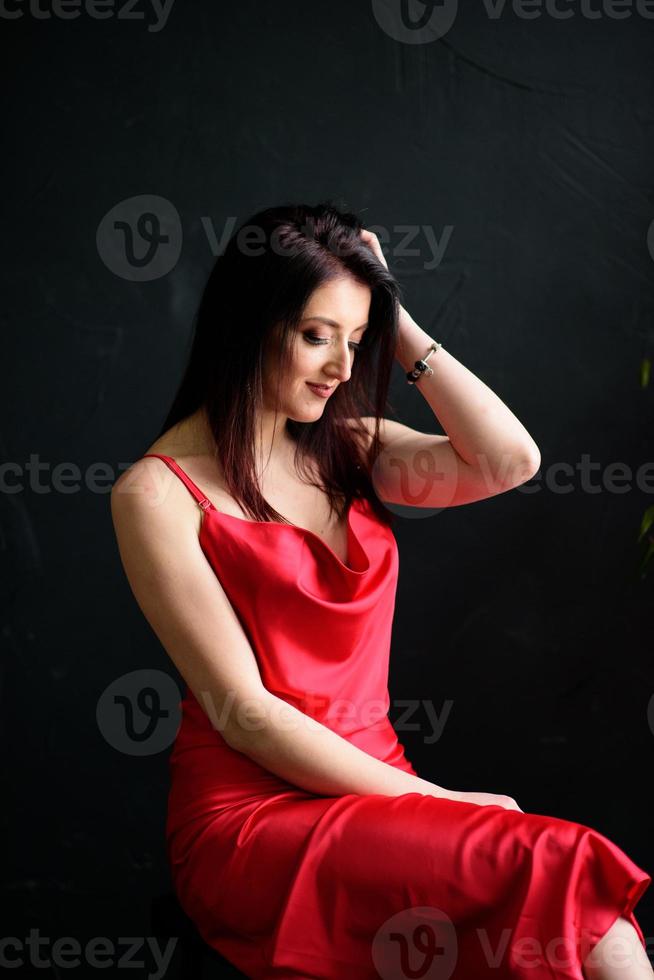 vestido vermelho de modelo de moda, mulher elegante em vestido de beleza elegante foto