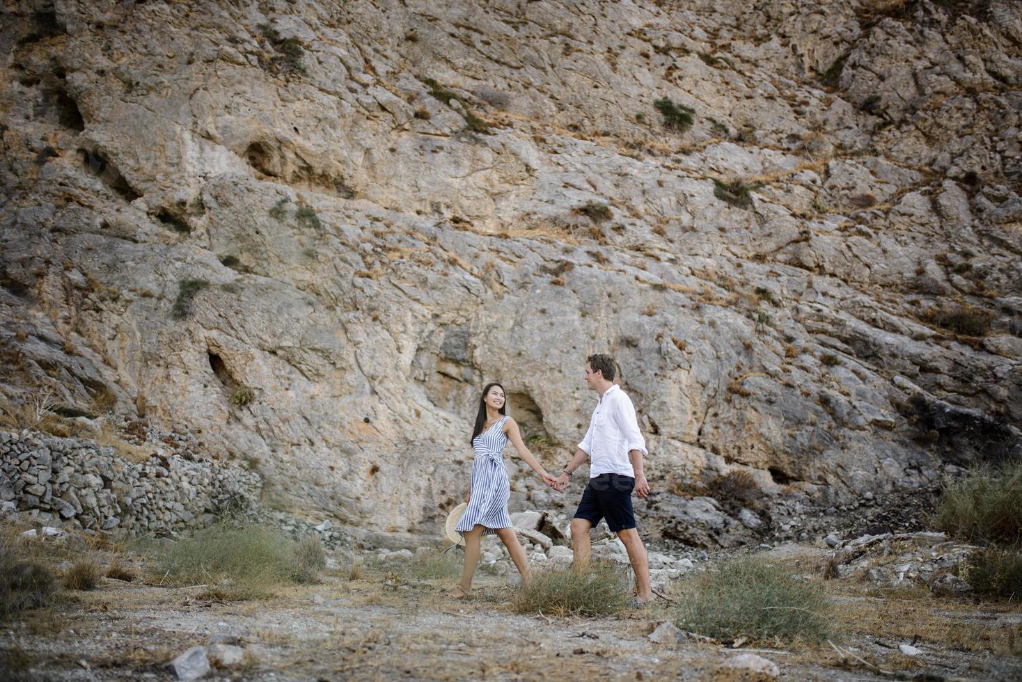 jovem casal andando nas montanhas foto