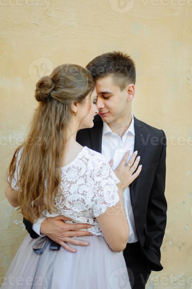 lindo casal abraçando em gorode. Europa. foto