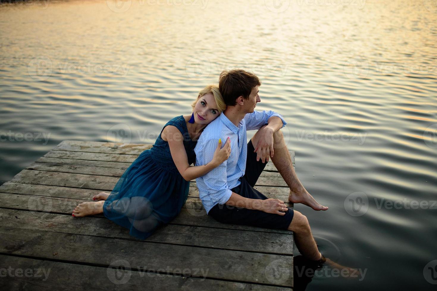 homem e mulher no cais perto do lago. foto