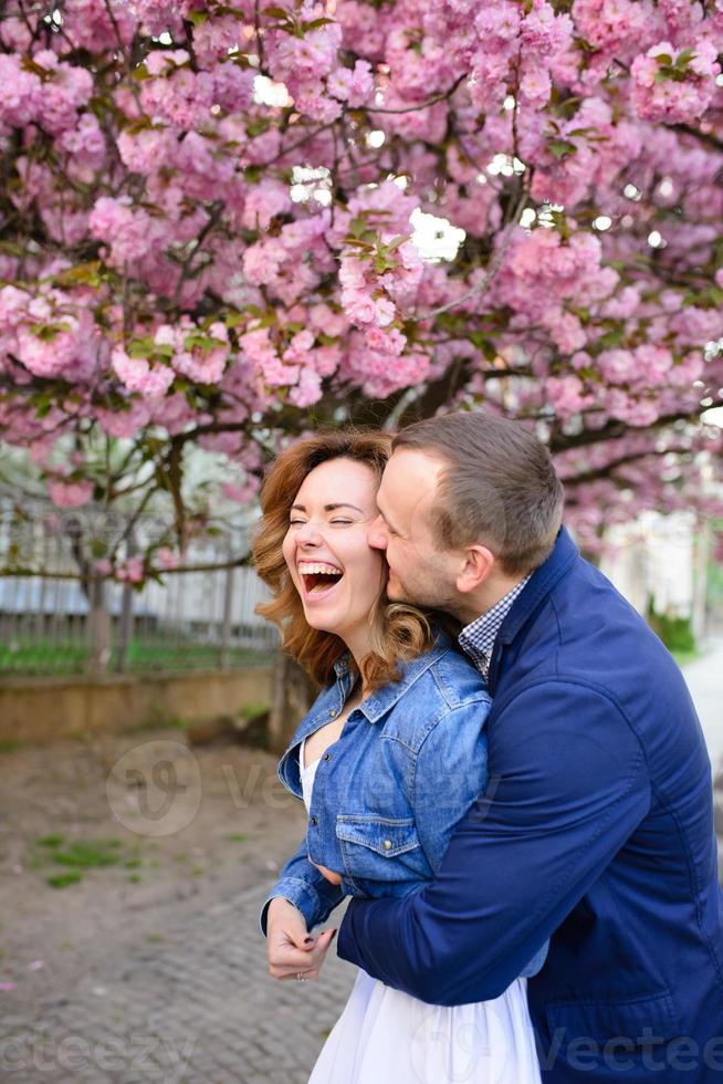 caso de amor. retrato de casal encantador foto