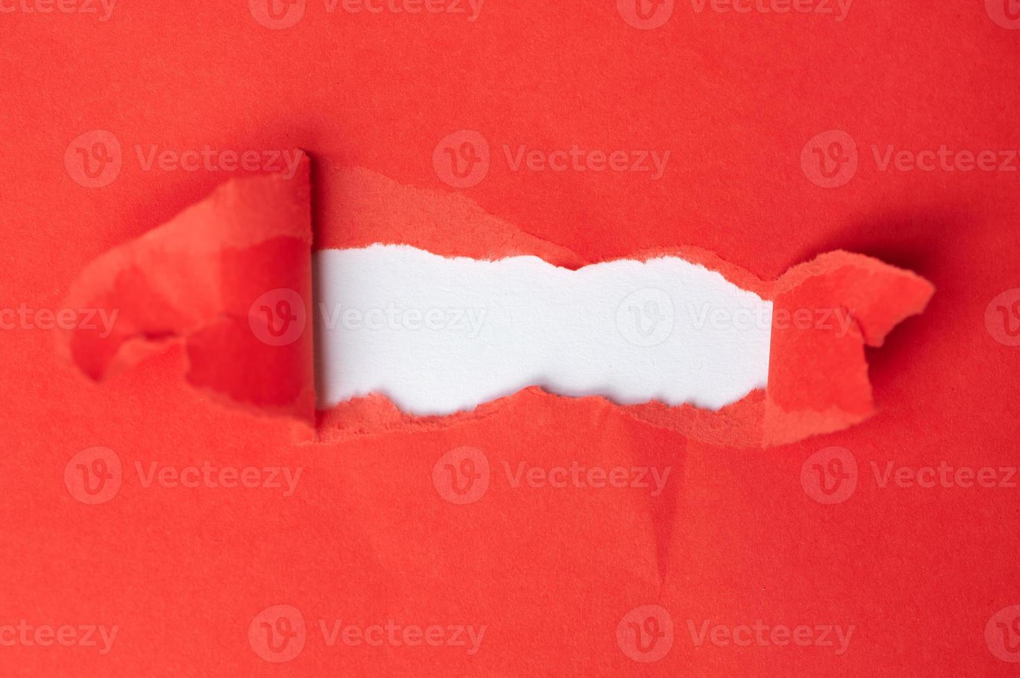 papel vermelho rasgado com fundo branco para qualquer texto foto