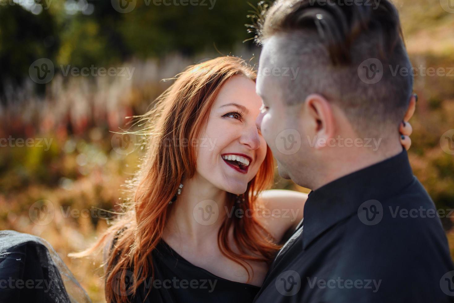 casal de noivos em um fundo de montanhas de outono. foto