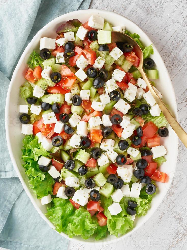 salada grega horiatiki com queijo feta, comida mediterrânea vegetariana, dieta de baixas calorias foto