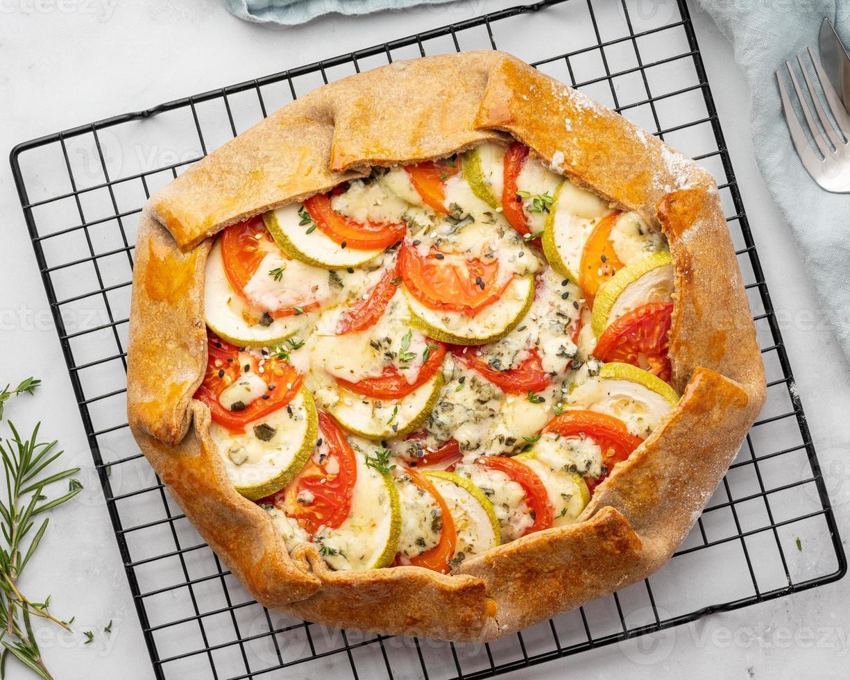 galette salgado caseiro com legumes, torta integral com tomate, abobrinha, queijo azul foto