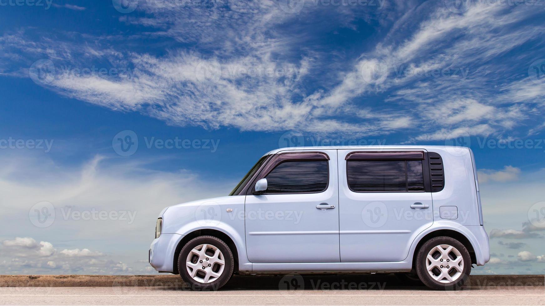 carro de estilo antigo com nuvens do céu. foto