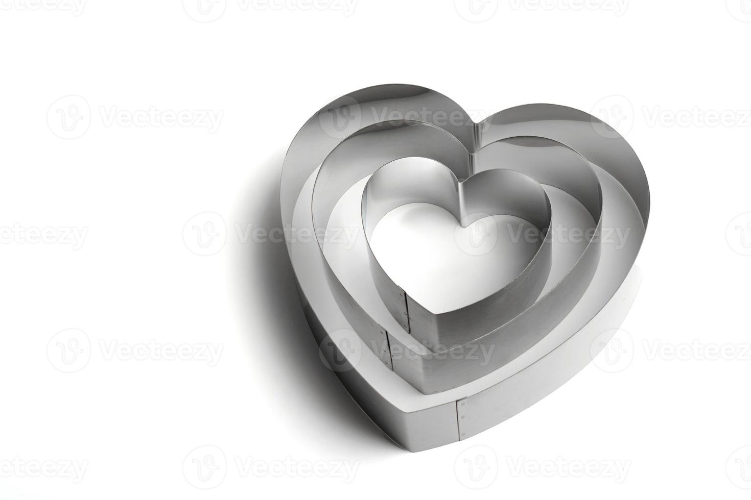molde de metal em forma de coração em um fundo branco. foto