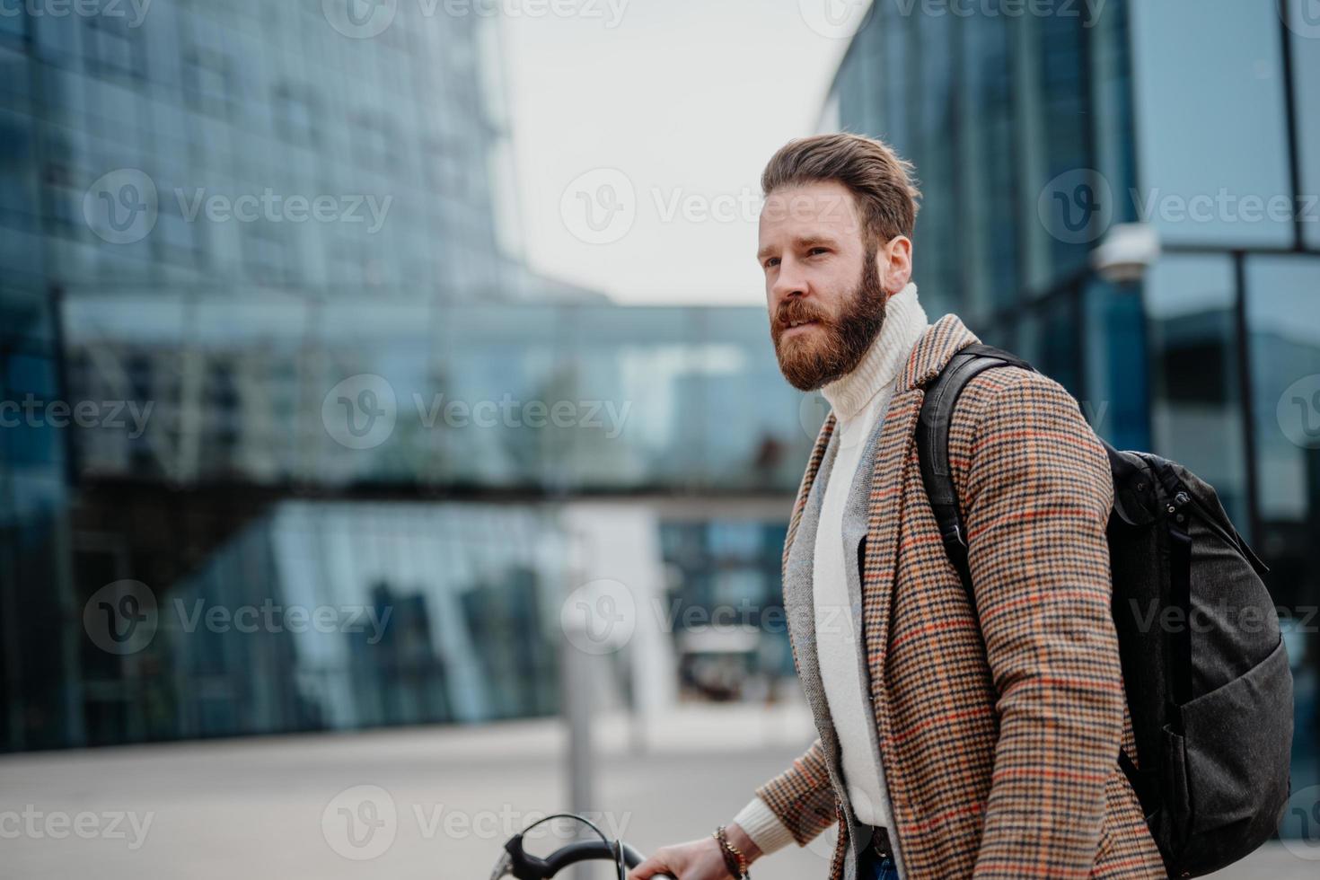 retrato do empresário com bicicleta indo para o trabalho. localização do centro de negócios. transporte ecológico foto