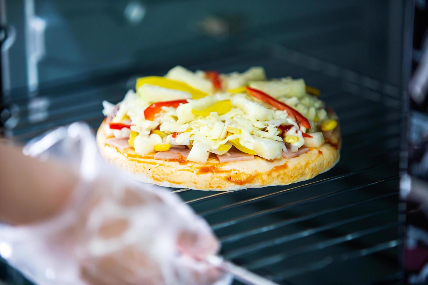 cozinhar pizza caseira usando forno em casa foto