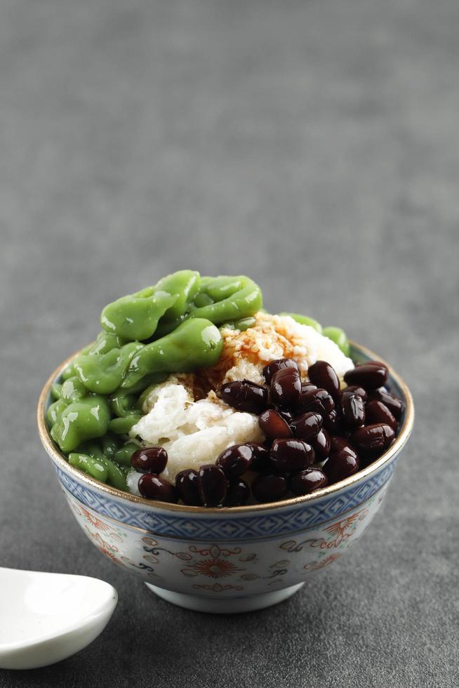 sobremesa malaia uma tigela de cendol com gelo picado e feijão vermelho, sobremesa popular malaia foto