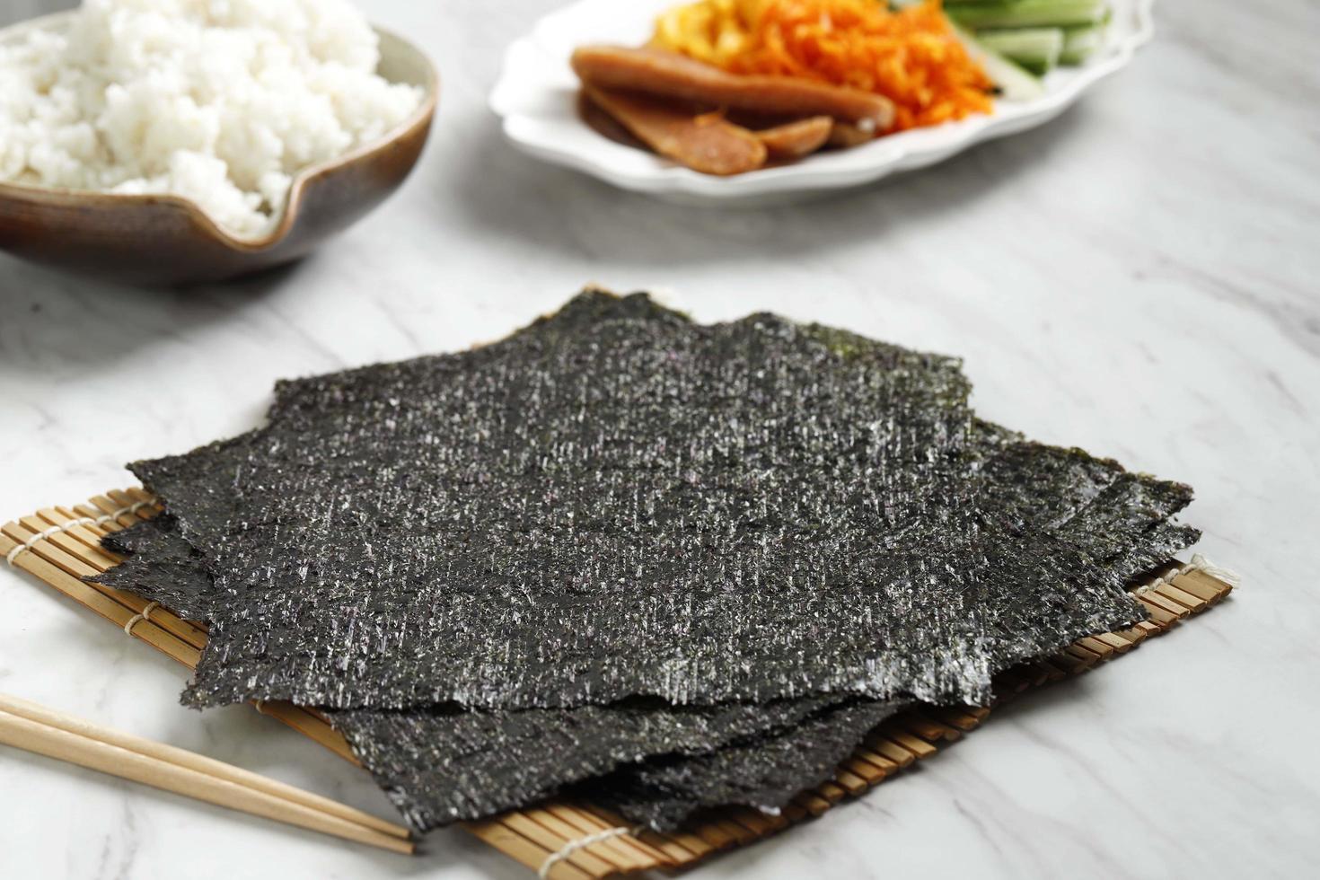 alga torrada laver nori para gimbap ou sushi foto