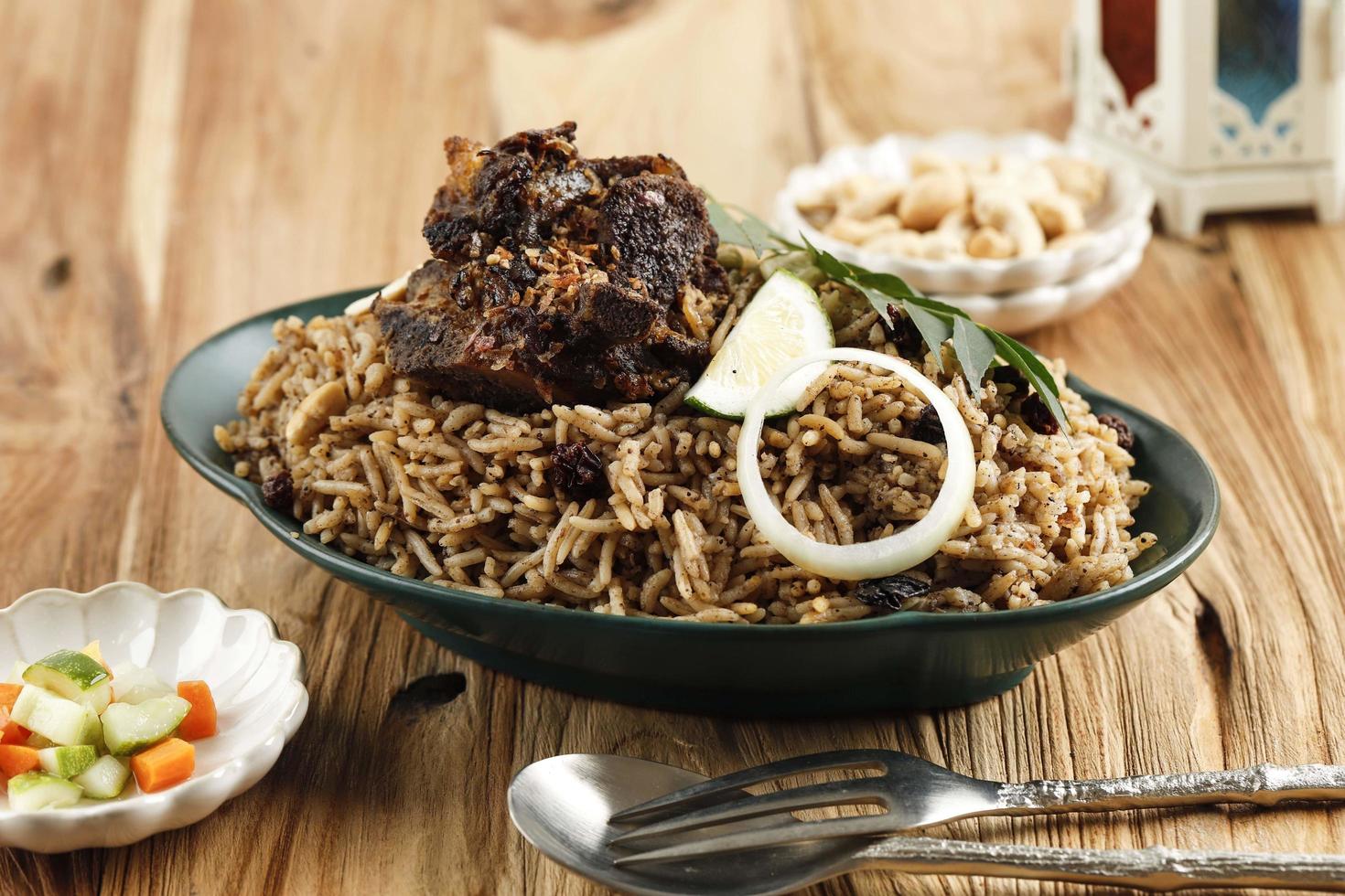 kabli de arroz árabe com costelas de boi, prato popular para o ramadã foto