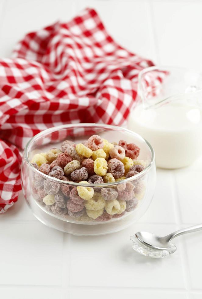 uma tigela froot loops de cereais com leite no café da manhã foto