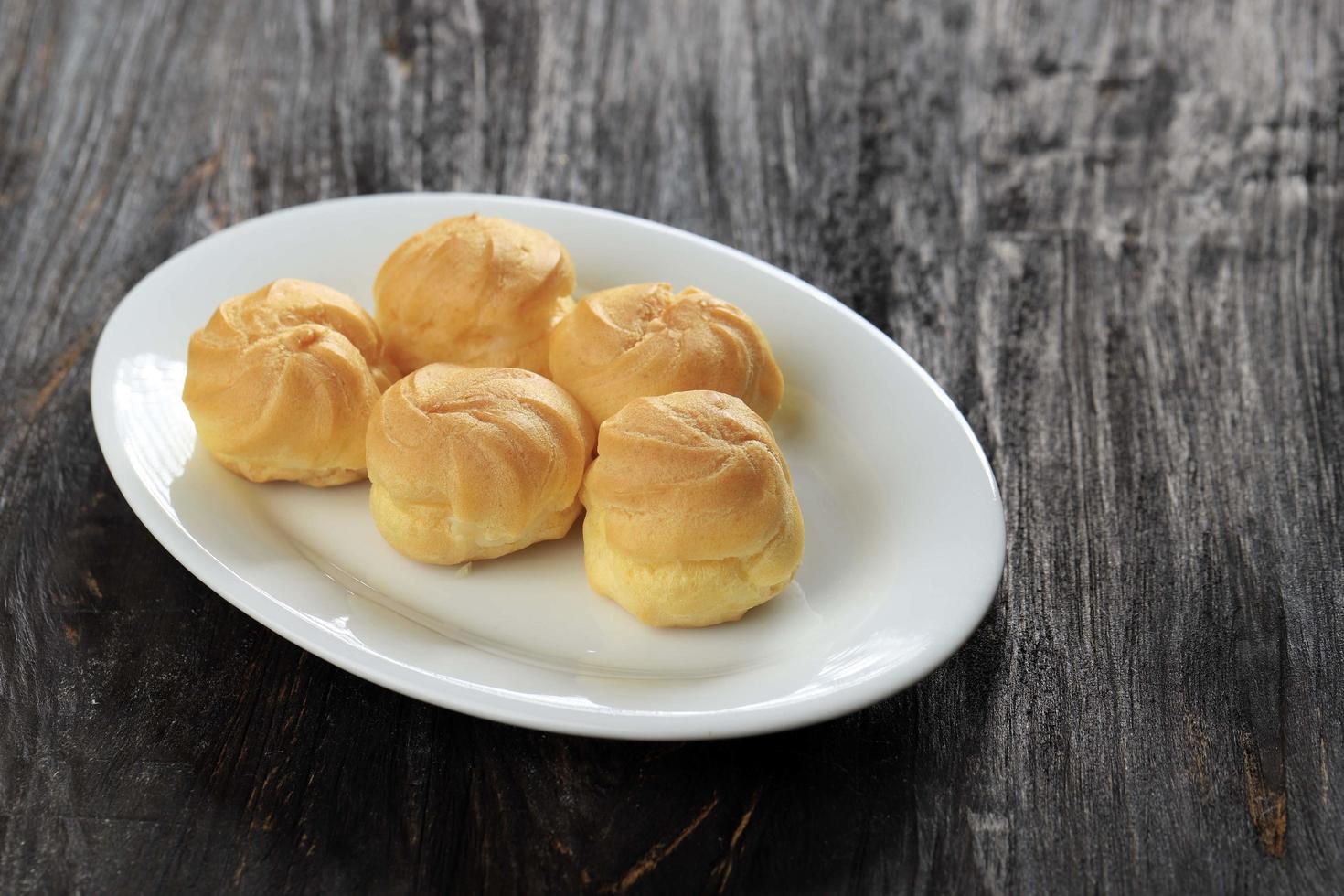 sobremesa francesa tradicional de bolo de creme choux na chapa branca foto