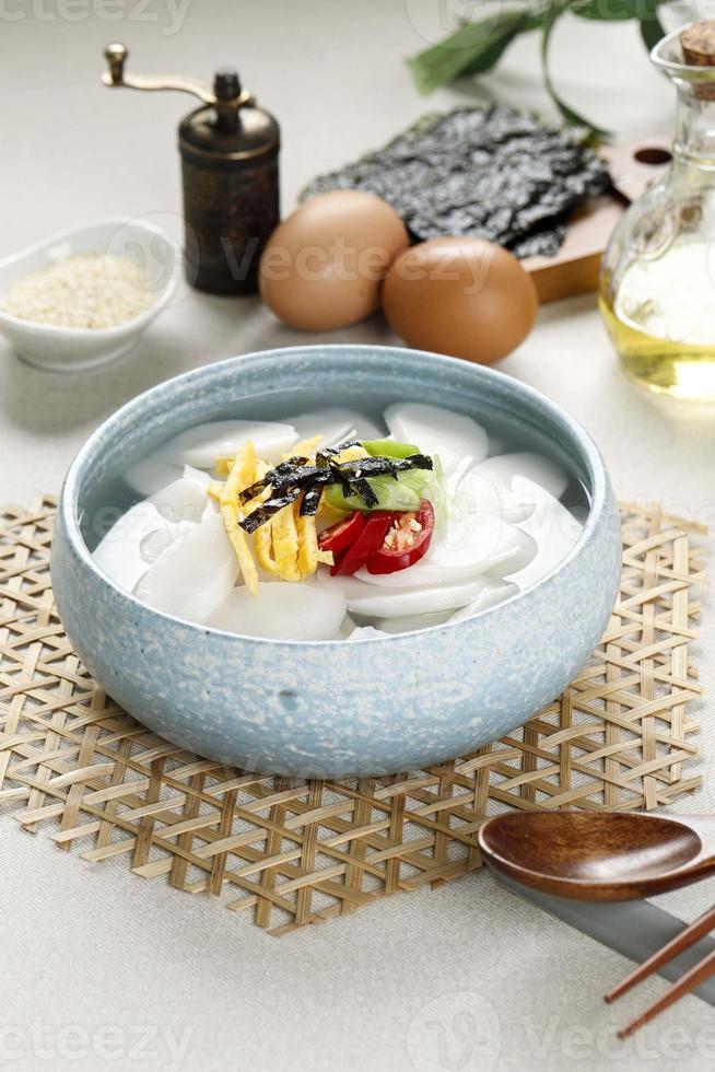 tteokguk sopa de barra de bolo de arroz coreano para o ano novo de seollal, cobertura com fatia de ovo, pimenta e sementes de gergelim foto