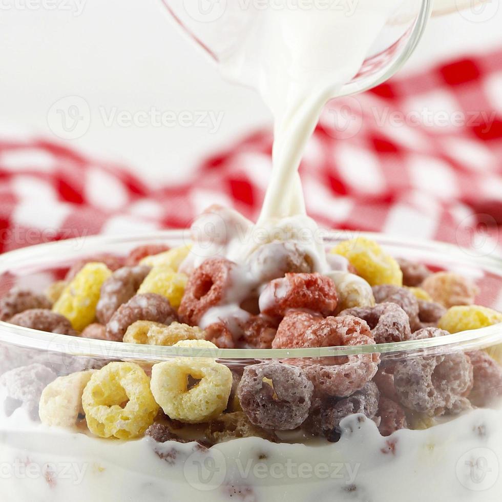 despeje o leite no cereal de loops de frutas foto