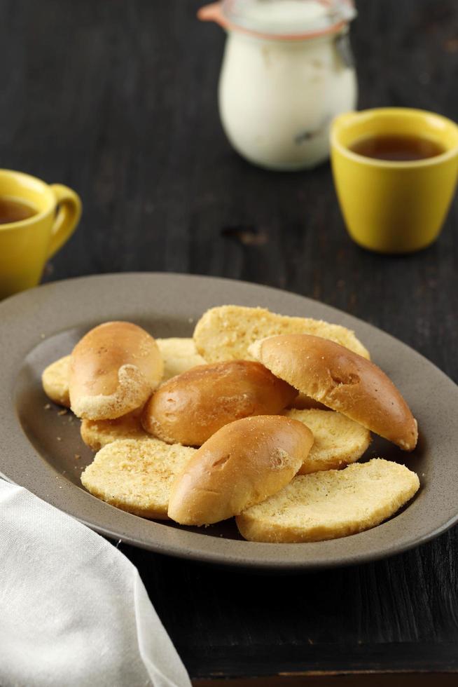 bolo de pão bagelen, pão crocante com manteiga e polvilho de açúcar branco. geralmente servido com chá na hora do chá foto