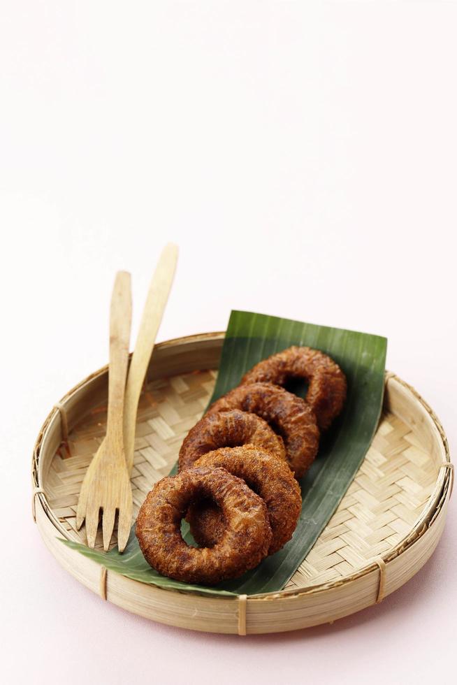 ali agrem é um lanche tradicional de karawang, oeste de java, em forma de rosquinha, feito de farinha de arroz e açúcar mascavo. foto