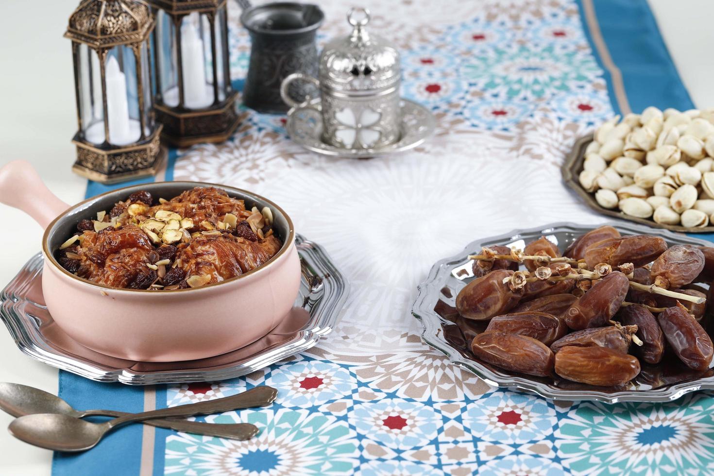 ramadan kareem e comida muçulmana iftar, conceito de férias. bandejas com nozes e frutas secas e vasilhas com velas. ideia de comemoração foto