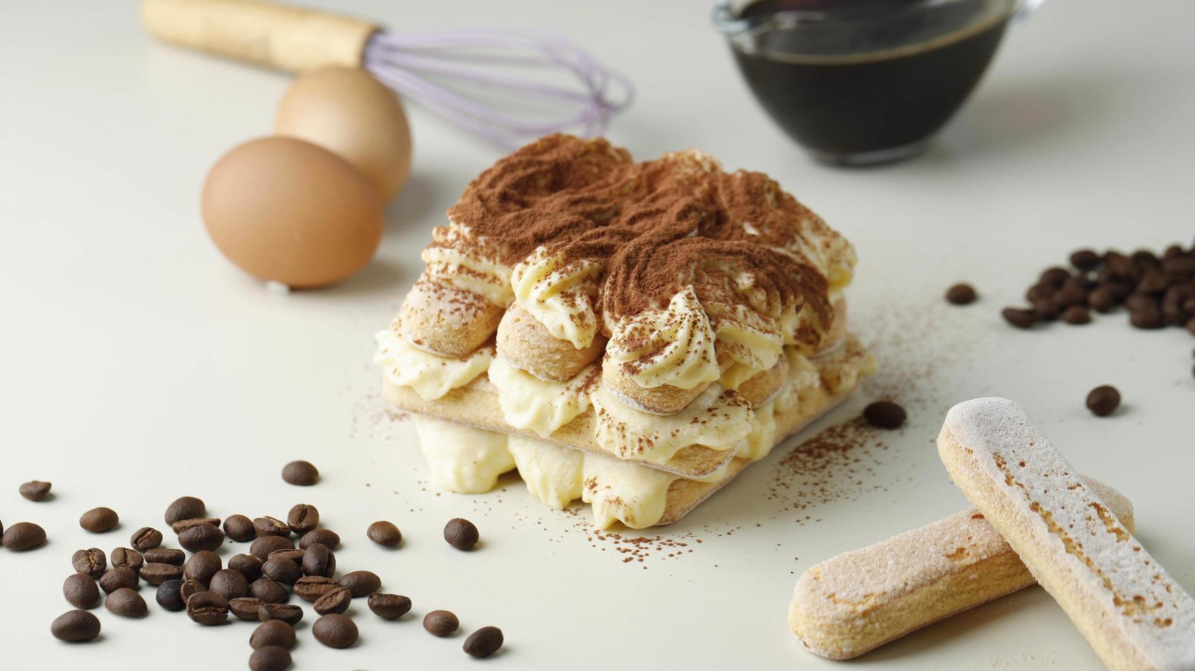 tiramisu , sobremesa italiana em camadas com creme de mascarpone, decorada com menta e cacau em pó. foto