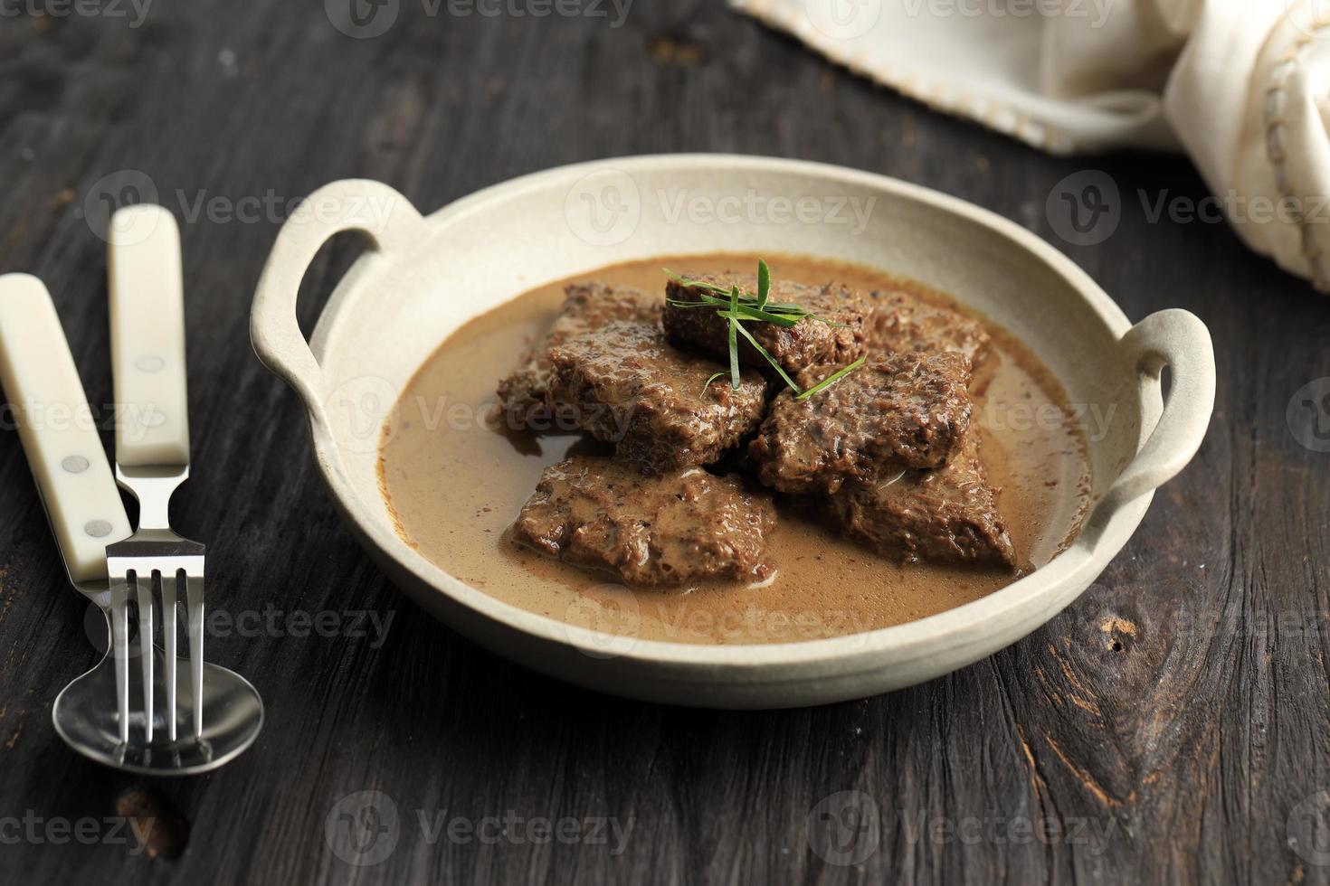 semur daging, guisado de carne indonésia com molho de soja e especiarias. semur daging prato popular para eid al adha foto