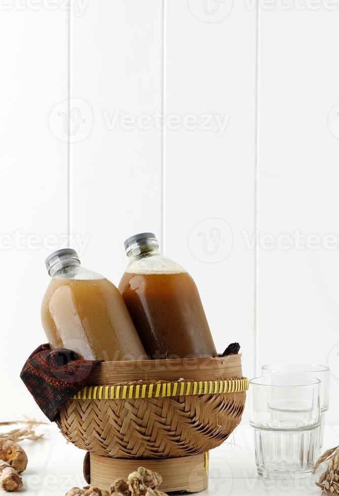 jamu gendong, bebida de ervas tradicional indonésia, conceito branco limpo foto