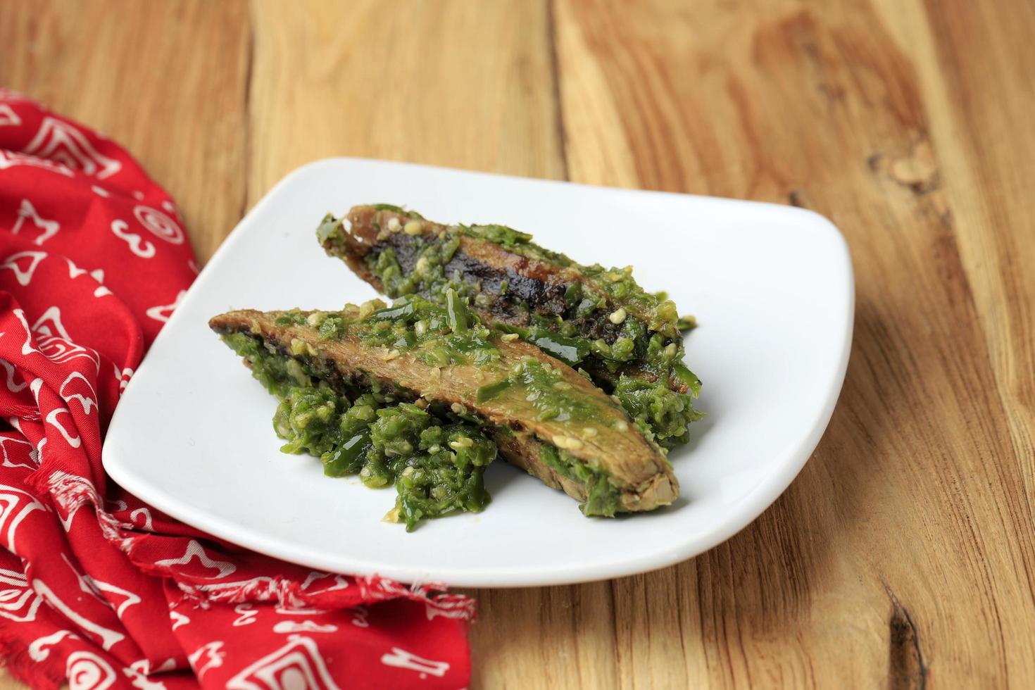 frite o atum de espiga com pimenta verde tongkol cabe ijo, receita de comida diária indonésia. foto