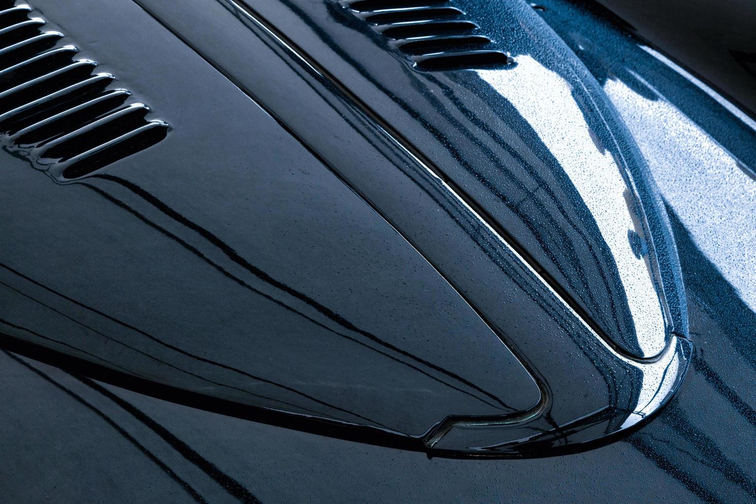 gotas de chuva em um capô de carro antigo foto