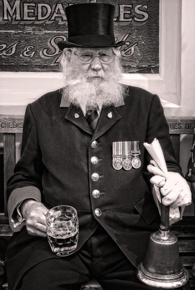 Southwold, suffolk, reino unido, 2016 pregoeiro desfrutando de uma caneca de cerveja foto