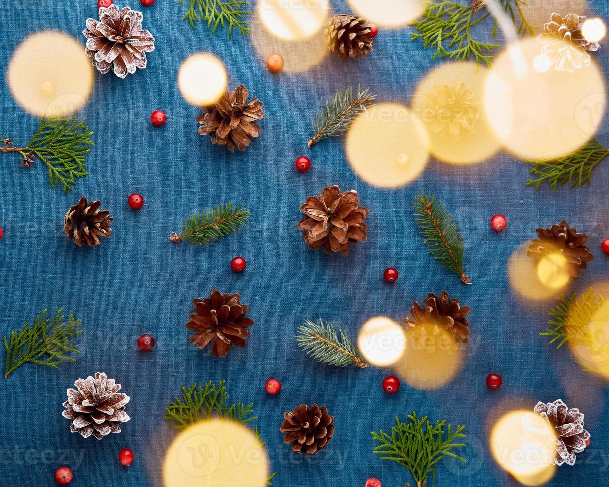 natal e feliz ano novo fundo azul escuro. padrão com bokeh de guirlanda de brilho de luz dourada foto