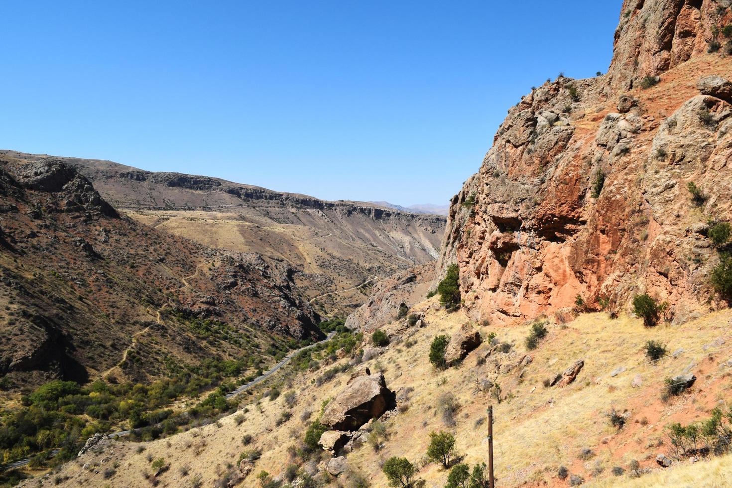 rochas amarelas e vermelhas, montanhas, canyon no cáucaso na armênia foto