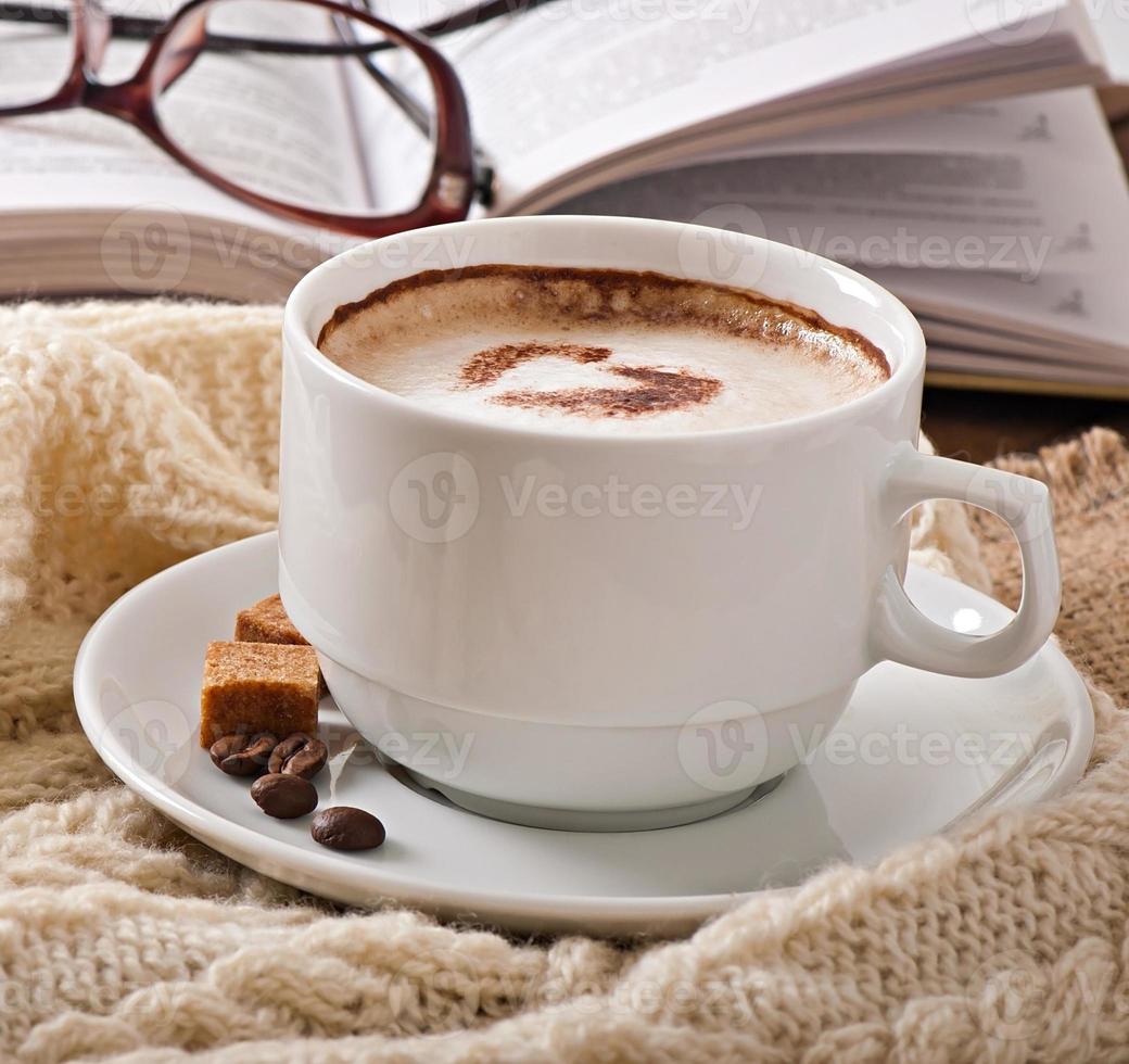 xícara de café com leite no fundo de madeira velho foto