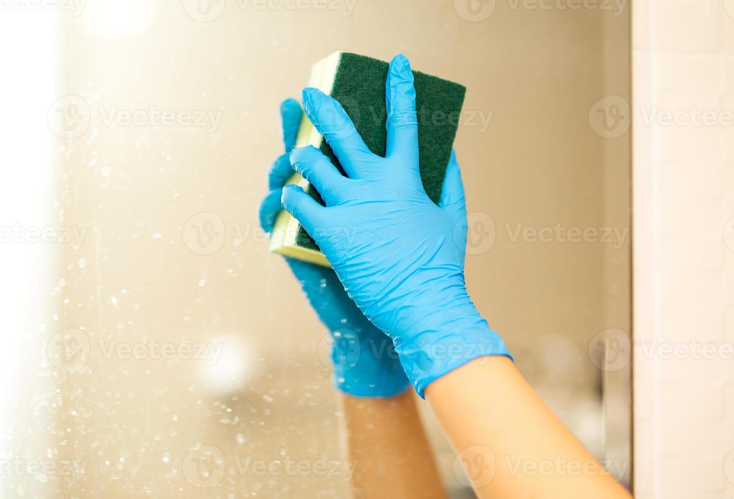 higiene. mãos de limpeza. lavando o banheiro com esponja e spray de álcool ou sabão sobre a pia no banheiro, closeup. covid19. coronavírus. foto