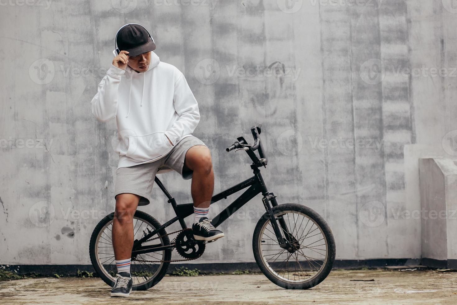 maquete de capuz de um homem em uma bicicleta. conceito de foto ao ar livre para maquete de capuz